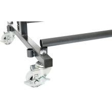 Detaljbild av chassit med hjul på en verkstadsvagn