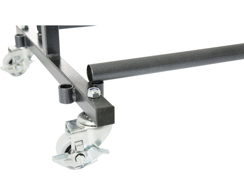 Detaljbild av chassit med hjul på en verkstadsvagn