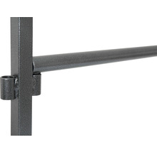 Detalj av en grå metallkonstruktion med stång