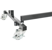 Detaljvy av hjulen på en verkstadsvagn