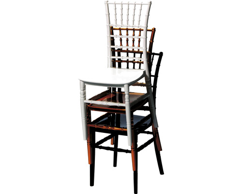 Staplade Chiavari-stolar i trä