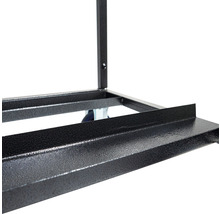 Detaljbild av en verkstadsvagn med hjul