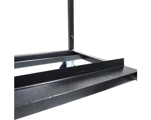 Detaljbild av en verkstadsvagn med hjul