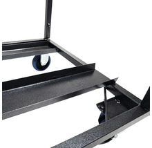 Detaljbild av en transportvagn i metall med hjul.