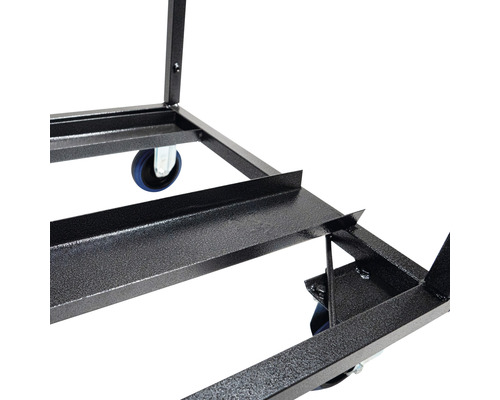 Detaljbild av en transportvagn i metall med hjul.