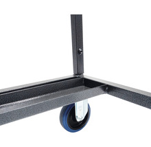 Detaljvy av en rullvagn med metallram och blå hjul.