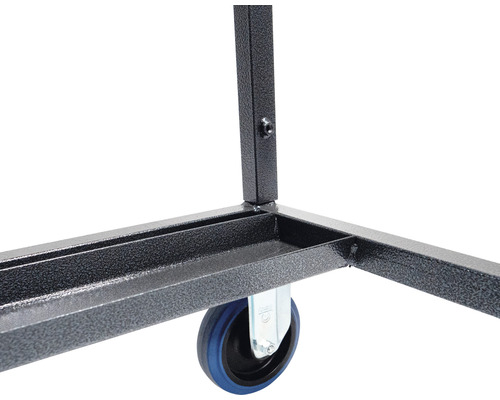 Detaljvy av en rullvagn med metallram och blå hjul.