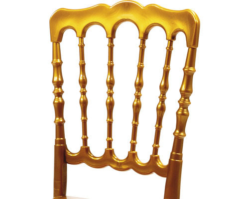 Detaljvy av ryggstödet på en gyllene bankettstol.