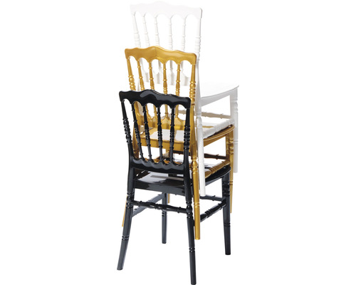 Stapel av vita, gyllene och svarta stolar