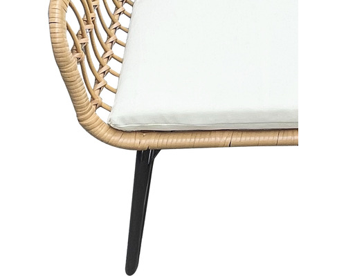 Detaljvy av en trädgårdsstol i rotting med sittdyna och svarta ben.