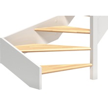 Detaljbild av en platsbesparande trappa med trätrappsteg och vitt trappräcke.