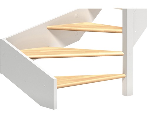 Detaljbild av en platsbesparande trappa med trätrappsteg och vitt trappräcke.