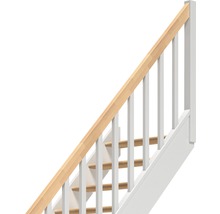 Trappa med träräcke och vita baluster