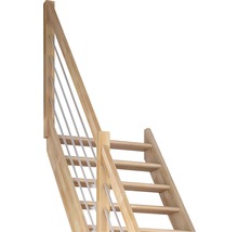 Trätrappa med räcke och metallstag