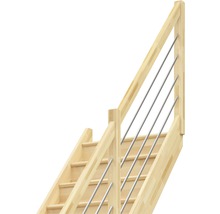 Trätrappa med räcke av metallstänger.