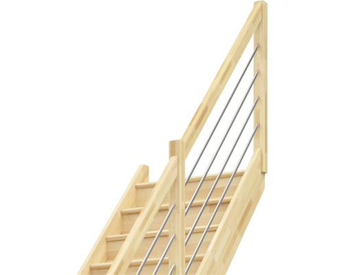 Trätrappa med räcke av metallstänger.