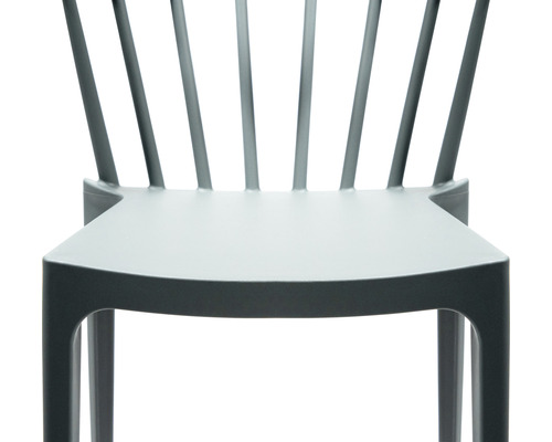 Detaljvy av en plaststol med ryggstöd