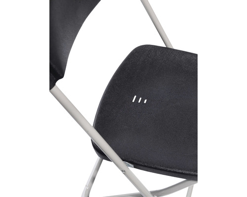 Detaljvy av en hopfällbar stol med plastyta och metallram.