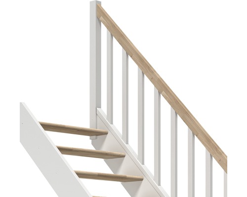 Detaljvy av en trappa med vit balustrad och trästeg