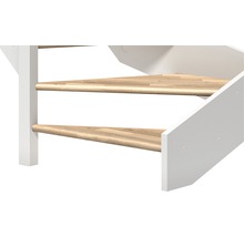 Detaljbild av en platsbesparande trappa med trästeg och vita sidopaneler