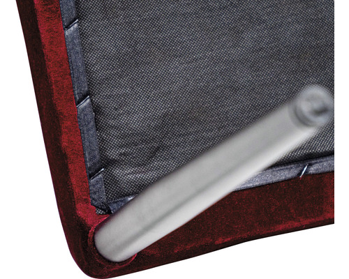 Detaljvy av en stol med textilklädsel och metallben