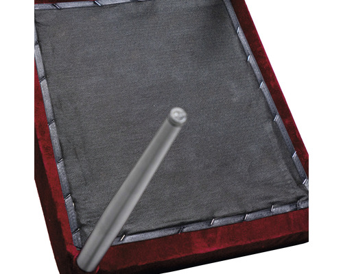 Detaljvy av en stol med röd sammetsklädsel och ett metallben