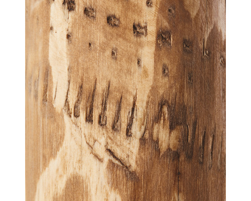 Närbild av en träyta med bearbetningsspår