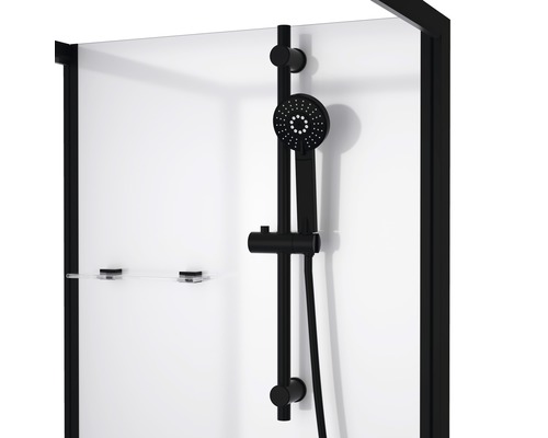 Duschkabin med duschblandare och hylla