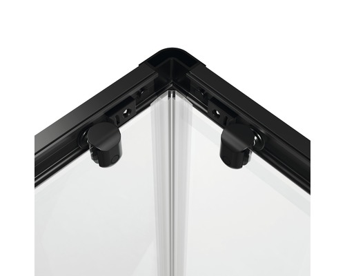 Närbild av en duschkabin med svart ram och transparent glas