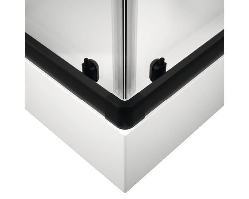 Detaljvy av duschkabin med svart ram och duschvägg