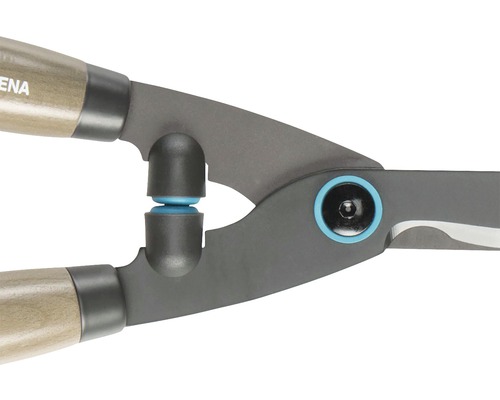 Detaljvy av en häcksax med trähandtag och dämpare