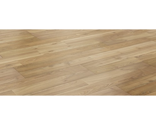 Ljust laminatgolv i fiskbensmönster