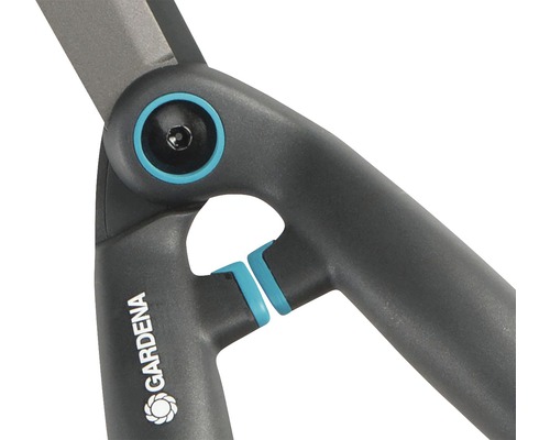 Detaljbild av en häcksax med Gardena-logotyp