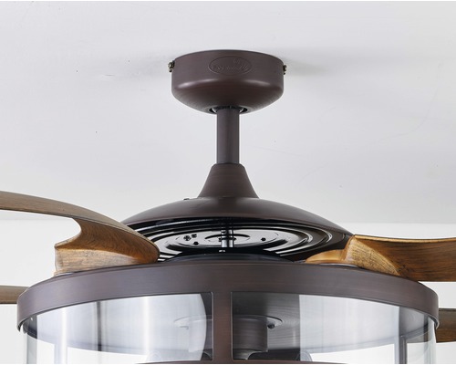 Takfläkt med blad och lampa