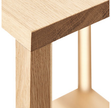 Detalj av ett träbord med ljus bordsskiva och metallben