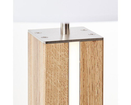 Detaljvy av en bordslampa med träfot och metalldetaljer