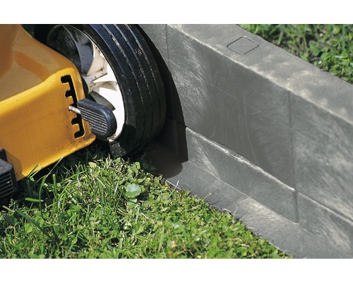 Gräskant av plast med gräsklippare