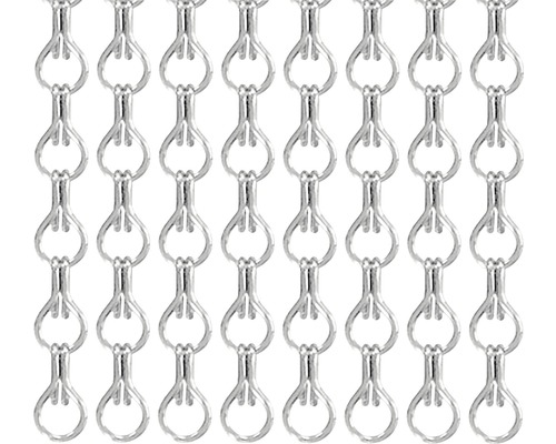 Närbild av en silverfärgad kedjegardin.