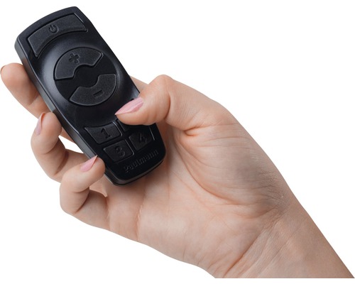 En hand håller en svart Paulmann-fjärrkontroll med knappar för att slå på och stänga av, volym och minnesplatser.