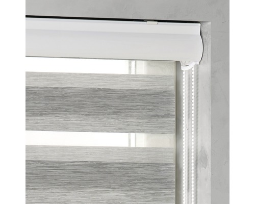 Fönsterrullgardin med omväxlande transparenta och ogenomskinliga ränder