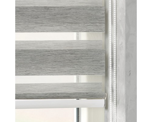 Grå dubbel rullgardin med kedjedrift på fönstret