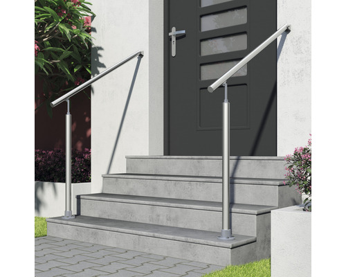 Trappa med rostfritt stålräcke framför ytterdörren