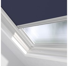 Närbild av ett takfönster med rullgardin