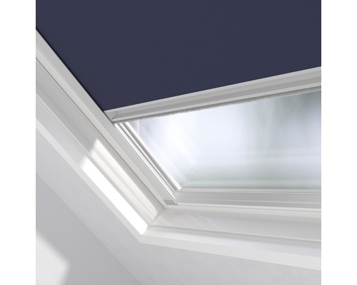 Närbild av ett takfönster med rullgardin