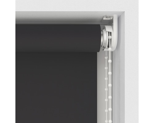 Detaljvy av en grå rullgardin med manöverkedja