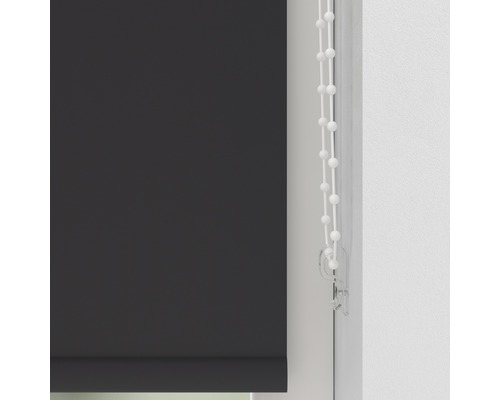 Vy över en svart rullgardin med manöverkedja