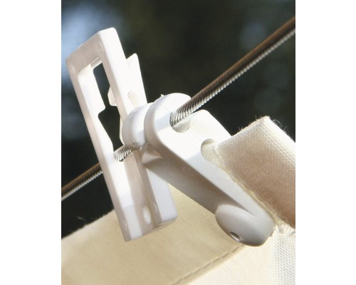 Klädnypa av plast fäst på tvättlina med tyg