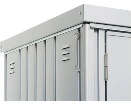 Detaljvy av metallredskapsskåp med dörrlås och ventilationsspringor