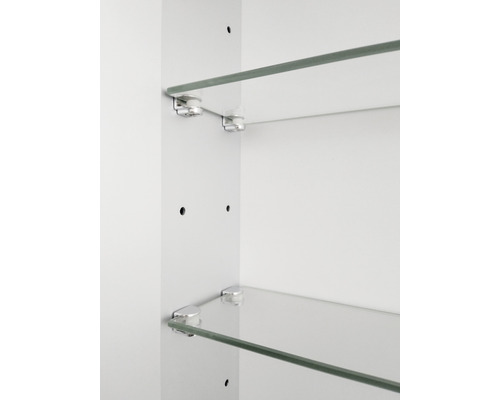 Insida av ett skåp med glashyllor