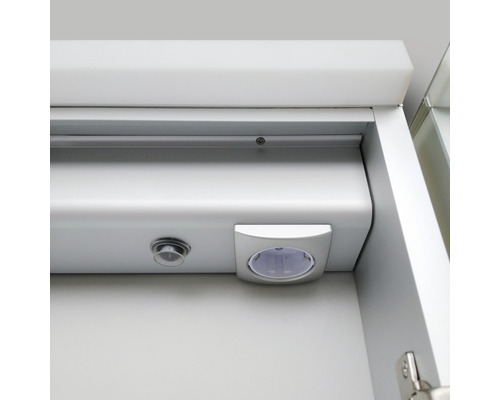 Inre vy av ett spegelskåp med integrerad belysning